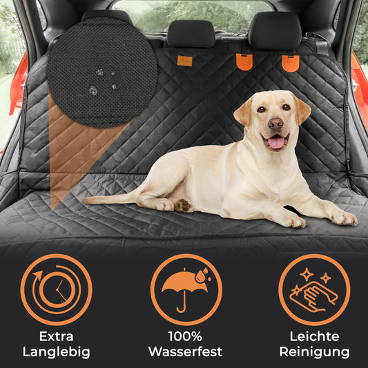 Heller LAbrador sitzt auf einer Autoschondecke. Die Hundedecke ist wasserfest, Leicht zu reinigen und extra langlebig