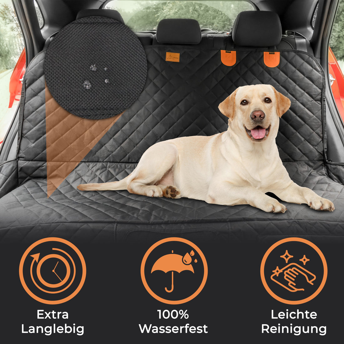 Heller LAbrador sitzt auf einer Autoschondecke. Die Hundedecke ist wasserfest, Leicht zu reinigen und extra langlebig